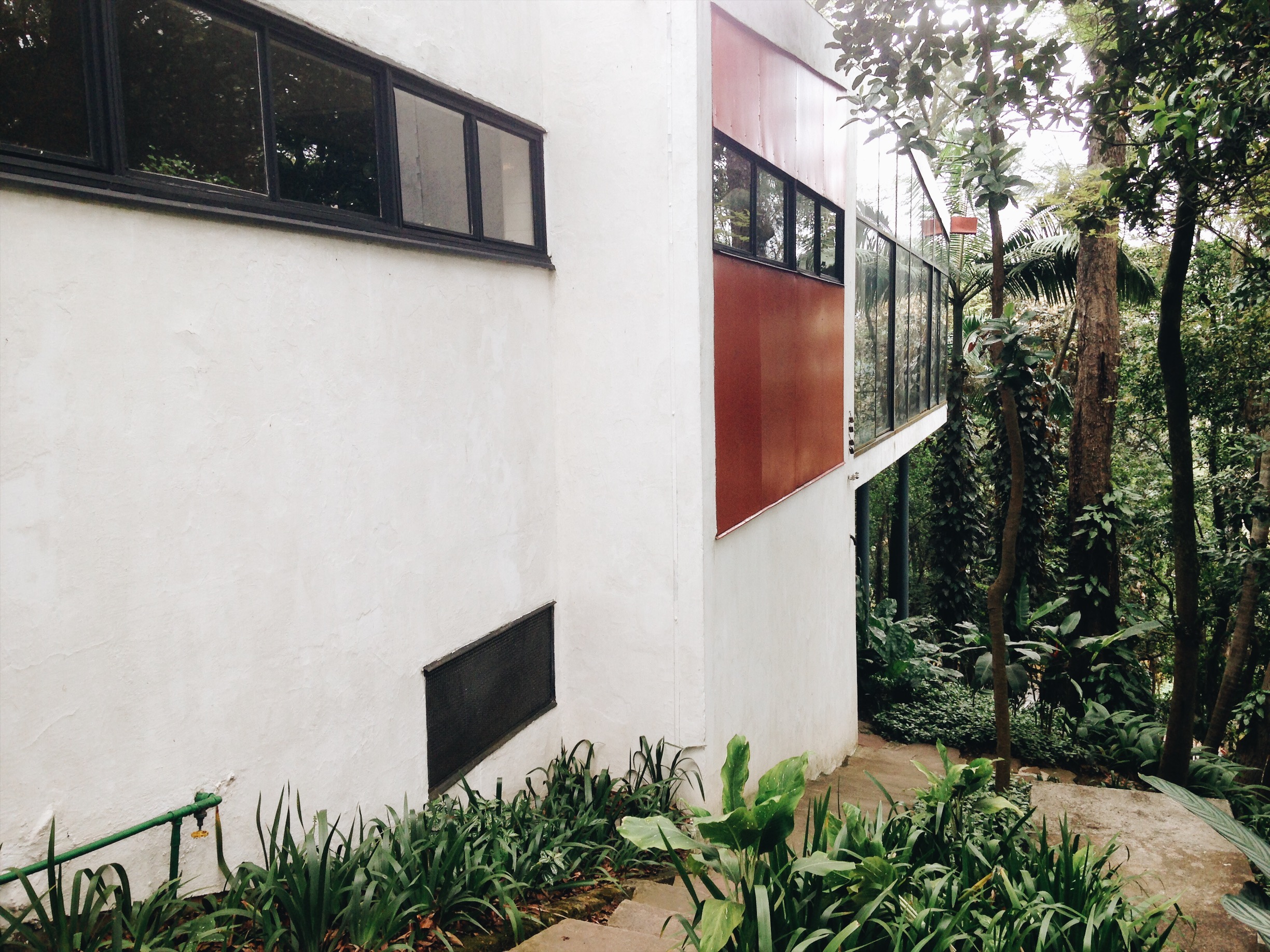 La Casa de Vidro de Lina Bo Bardi de postales urbanas